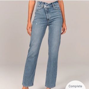 90s Ultra High Rise Straight Jeans
Color: MEDIUM WASH
Size: MEDIUM WASH 26Long